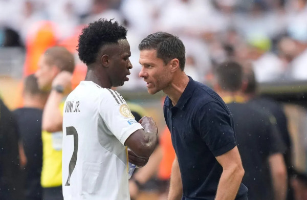 بعد تراجع مستواه.. ألونسو يوجه تحذيراً إلى فينيسيوس